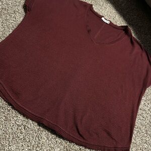 Mod Ref burgundy (wine) lightweight v-neck waffle knit t-shirt (M) EUC!